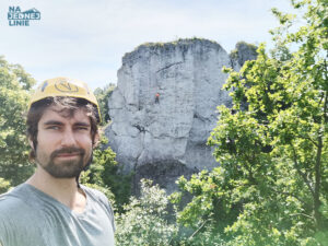 Stoję na szczycie Kursowej, a za mną widoczna Zegarowa z pięknymi, lecz trudnymi drogami. Ufam, że kiedyś wybije dla mnie odpowiednia godzina na Zegar…ową
