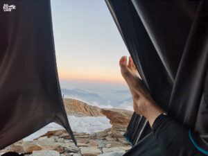 Widok spod zamarzniętej stopy. Znajdujemy się w zachodniej części Alp po stronie Włoskiej, biwak przy schronisku Quintino Sella