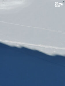 Czarny Staw Gąsienicowy zimą - ślady na śniegu