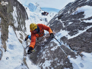 Kliś. Hak wbity w skałę do asekuracji