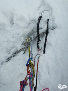 Budowa stanowiska z kosówki zimą