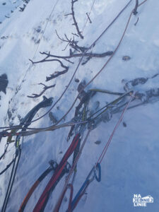 Budowa stanowiska z kosówki zimą