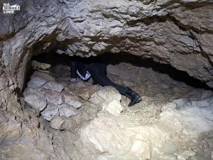 Jaskinia Mylna - czołganie się w jaskini Mylnej