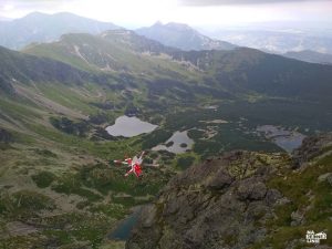 Helikopter Topr nad Kościelcem na tle Stawów Gąsienicowych w Tatrach