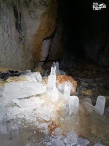 Jaskinia Mylna - sople lodu na ziemi