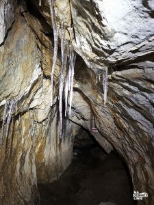 Jaskinia Mylna - ciasne przejście i sople lodu