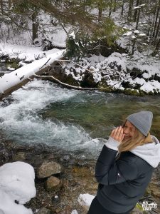 Kościeliski Potok wzdłuż Doliny Kościeliskiej zimą