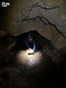 Jaskinia Mylna - czołganie się - ciasne korytarze