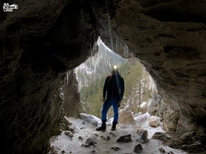 Okno Pawlikowskiego w Jaskini Mylnej w Tatrach. Jaskinia zimą