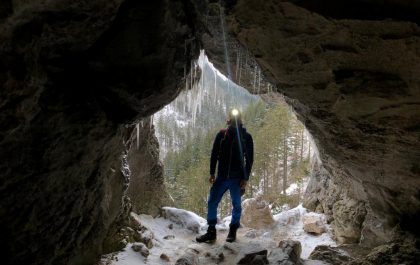 Okno Pawlikowskiego w Jaskini Mylnej w Tatrach. Jaskinia zimą