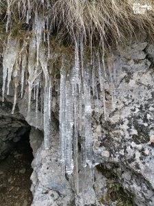 Sople lodu przed wejściem do Jaskini Mylnej