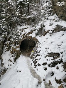 Wejście do Jaskini Mylnej Zimą