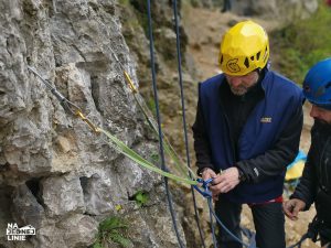 Nauka wspinaczki w skałach na Jurze w Dolinie Kobylańskiej - budowa stanowiska asekuracyjnego z friendów