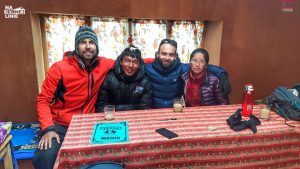 Szerpa przewodnik na Mera Peak. Pijemy herbatę Masala Tea