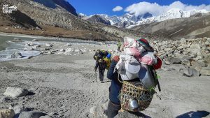 szerpa tragarz w Himalajach