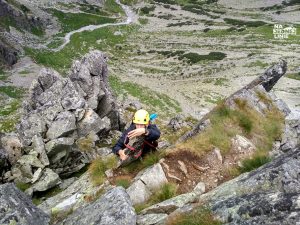 Filar Staszla Wspinaczka w Tatrach. Zakładanie taśmy o skałę