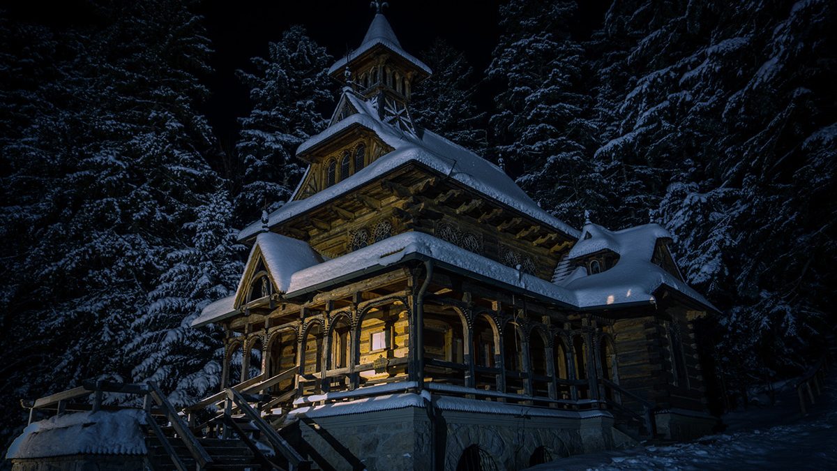 Zakopiańska kaplica – z drewna wykonana, śniegiem przysypana, Jaszczurówką zwana