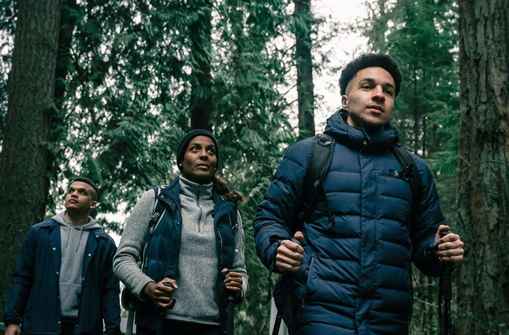 Męska kurtka trekkingowa – kiedy może się przydać?