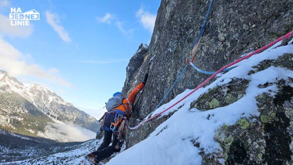 Wspinanie zimą po trawersie na drodze Rebel w Kieżmarskiej Dolinie