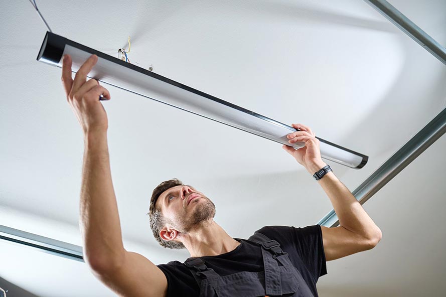 Świetlówka LED 120 cm w hali, która pracuje od rana do dwudziestej drugiej